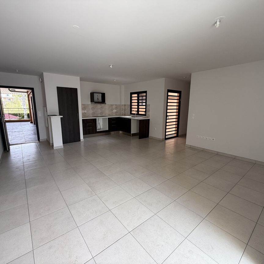Location Appartement 3 pièces 68m² ST DENIS 97490 - Photo 1
