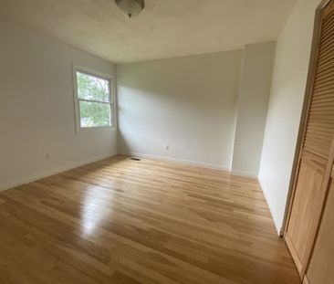 45 Strath Lane – BEAUTIFULLY MAINTAINED 3 BR 1 BATH DARTMOUTH RENTA... - Photo 6