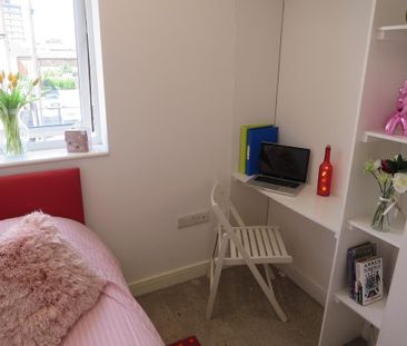 3 bedroom flat to rent - Photo 4