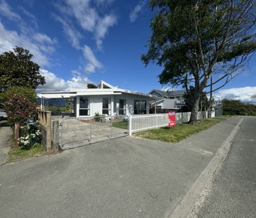 Fully Redeocated Beach House with rear views over ... - Photo 5