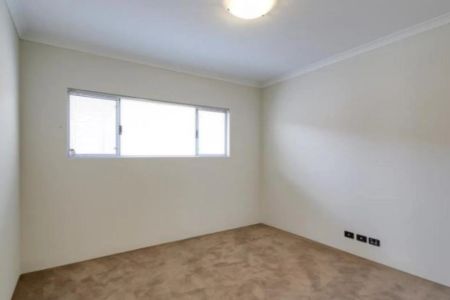 SPACIOUS FAMILY HOME - Photo 3