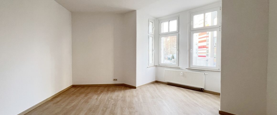 4-Zimmer-Wohnung mit kleinem Balkon, Abstellraum, Tageslichtbad mit Wanne und Gäste-WC mit Dusche. - Foto 1