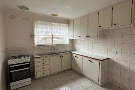 Low Maintenance Family Home - Photo 3