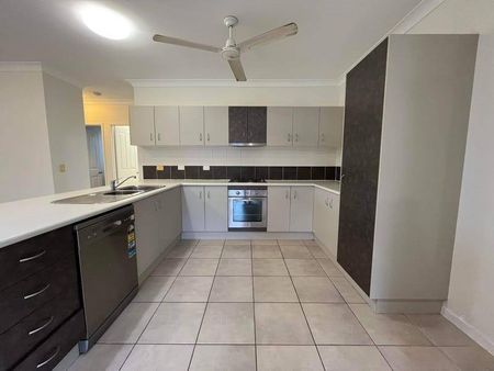 LARGE FAMILY HOME IN QUITE CLOSE - Photo 3