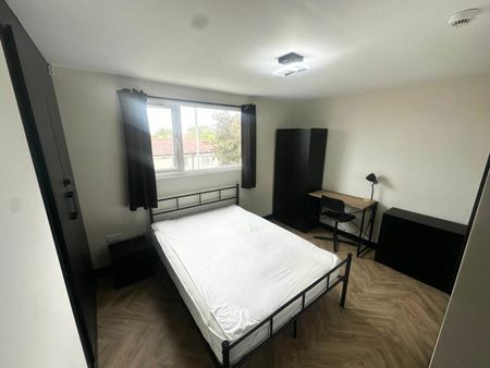 Stonecliffe Lawn (Room 4), Farnley, Leeds - Photo 3