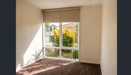 Spacious Family Home with 3 Bedrooms, 2 Bathrooms - Photo 2