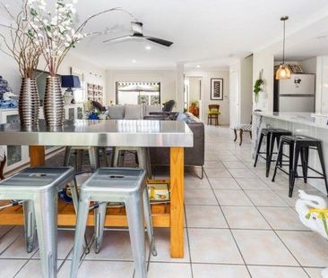 FULLY RENOVATED TOWNHOUSE FOR $850 PER WEEK - Photo 1