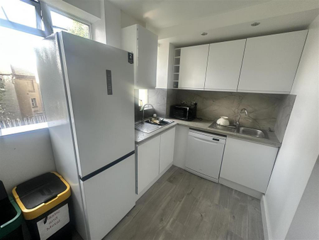 1 bedroom in a house share to rent - Photo 3