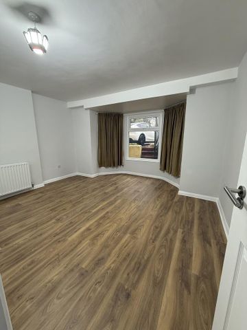 3 bedroom flat to rent - Photo 2