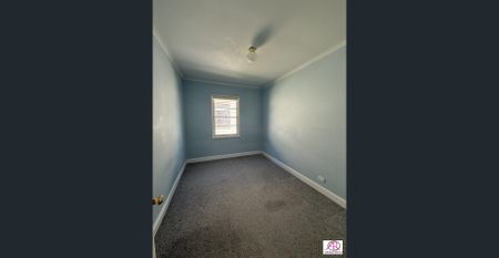 Cozy Cottage - Walking distance to town - Photo 2