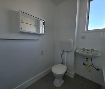 Beautiful Renovated Apartment - Freeway, Shops, City, Transport, Sc... - Photo 5