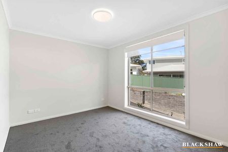 Bright and Modern Ground-Level Townhouse in Ainsworth Terrace - Photo 5