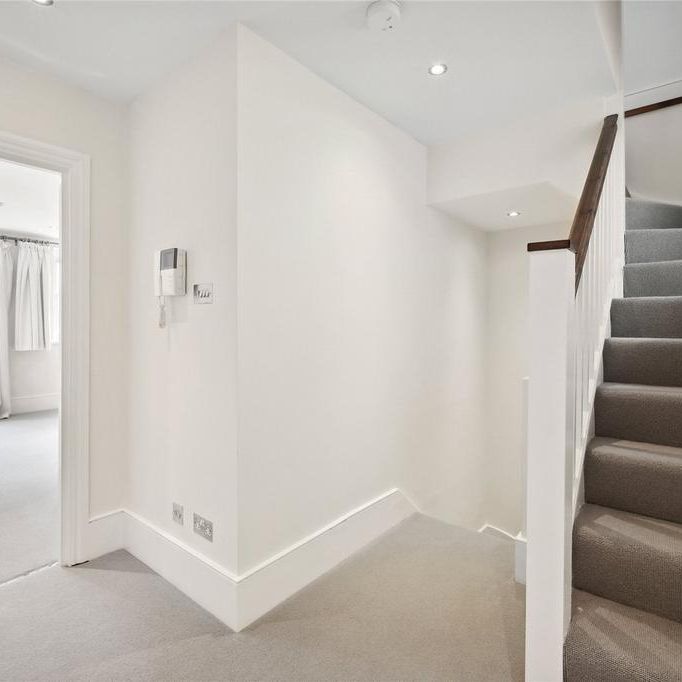 3 bedroom mews to rent - Photo 1