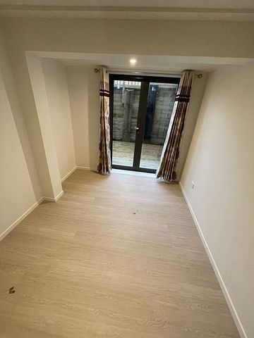 New - 2 beds, 1 study/bed - 5 mins to bays and bus - Photo 3