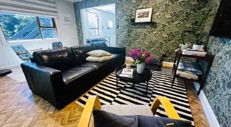 FULLY FURNISHED BEAUTIFULLY SYTLED REAR TOWNHOUSE IN PRIME LOCATION! - Photo 5