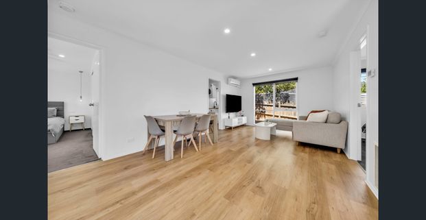 MODERN LIVING - Photo 1