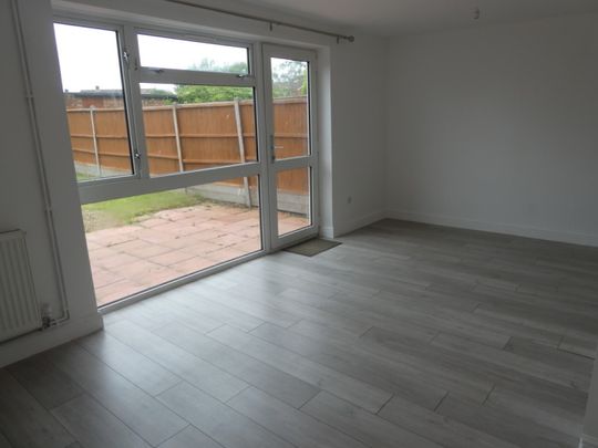 3 bedroom Mid Terraced House - Stanley Road, Stevenage - Photo 1