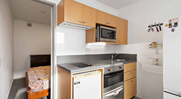 Sunny 2-Bedroom City Apartment - Photo 1