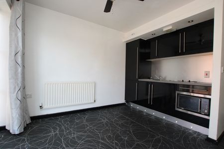 Boston Central, Bath Road, Kettering, Northants, NN16 - Photo 4