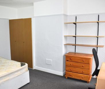 4 bedroom semi-detached house to rent - Photo 2