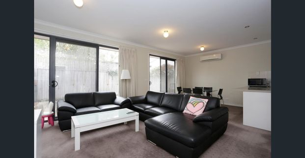 Furnished, spacious, light filled townhouse - Photo 1