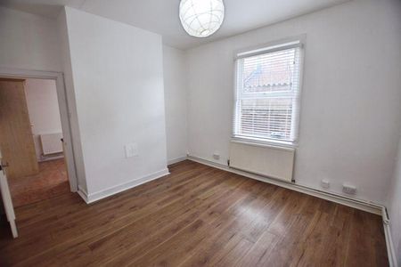 3 bedroom flat to rent - Photo 4