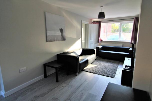 6 bedroom private hall to rent - Photo 1