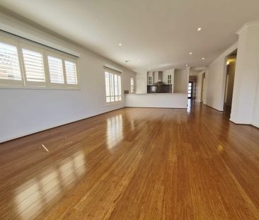 A calm and private court-side lifestyle - Photo 2