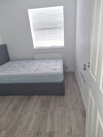 3 Bed Flat, London, E14 - Photo 3