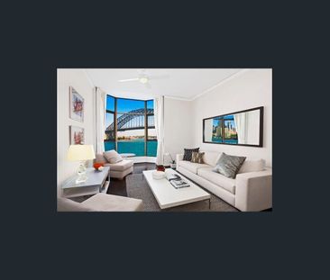 Spectacular water front views in a contemporary spacious apartment - Photo 6