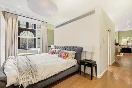 1 bedroom flat in London - Photo 2