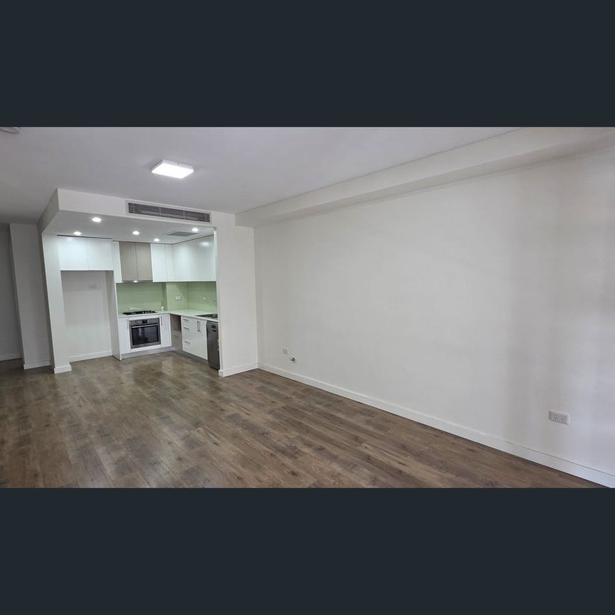 Luxury North-Facing Apartment: Modern Comfort Meets Urban Convenience - Photo 1