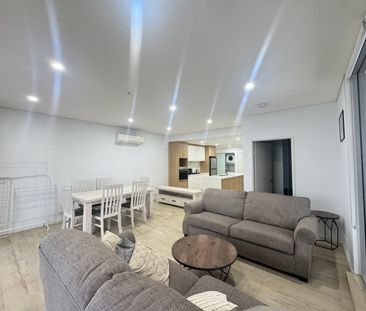 Modern 3 Bed Furnished Apt in CATCHMENT OF PARRAMATTA PUBLIC SCHOOL - Photo 2