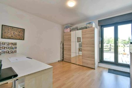 Gerenoveerde rijwoning met 3 slaapkamers en tuin te Roeselare - Photo 4