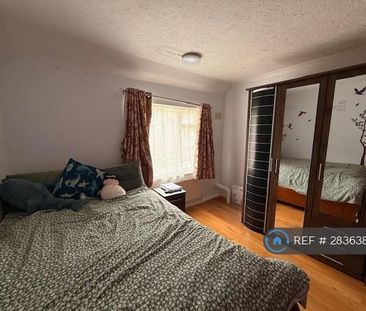 4 bedroom semi-detached house to rent - Photo 2