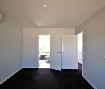 BEAUTIFUL 2 BEDROOM TOWNHOUSE IN IDEAL LOCATION - Photo 6