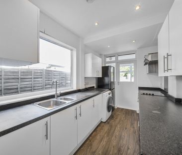 Semi-detached House to rent - Broad Walk, London, SE3 - Photo 1