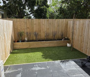 Sunny 2 Bedroom 2 Bathroom with one parking space near new family home - Photo 6