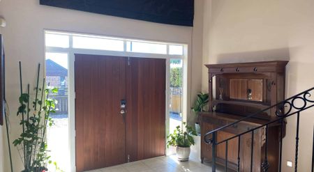 Large Executive Home - Photo 5