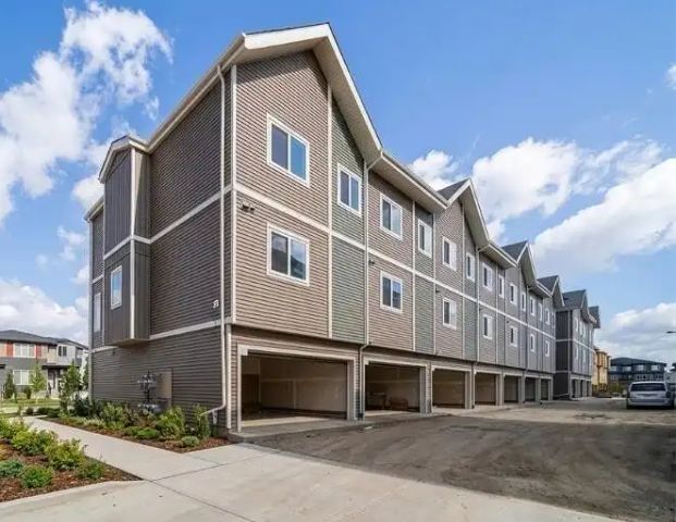 Modern 3 Bed Plus Den Townhouse with Double Attached Garage — 3 Bedrooms+ Den Townhouse - Photo 1