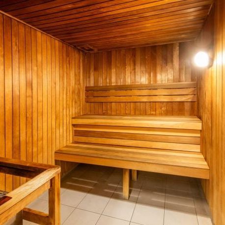 A Statement of Luxury – Exclusive Three-Level Penthouse with Rooftop Garden and Coastal Views - Fully Furnished - Photo 1