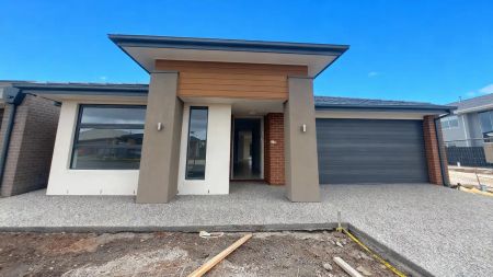 “Modern Family Living in the Heart of New Haven Estate!” - Photo 3