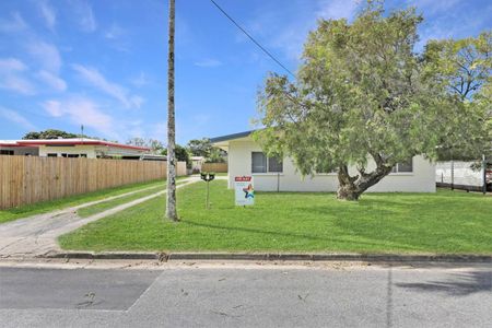 Spacious Two Bedroom Duplex - Air Conditioned - Opposite Gordonvale High School and Pool - Photo 4