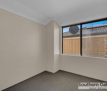 Spacious 3 bedroom 2 bathroom home - Photo 6