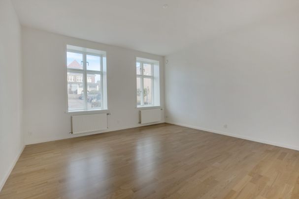 Stuelejlighed nær centrum med lille altan - Photo 1