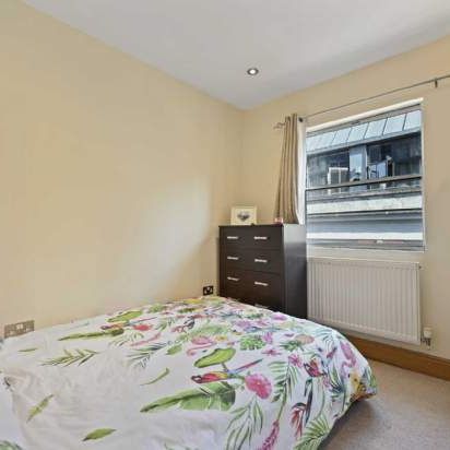 2 bedroom property to rent in London - Photo 1