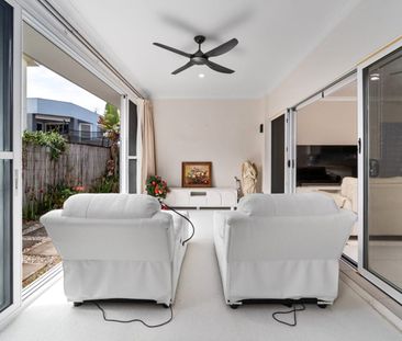 Stunning Family Home in Varsity Lakes! - Photo 2