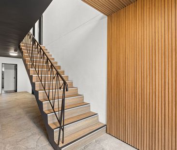 LIVE LIKE ROYALTY! - Photo 1