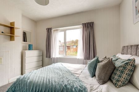 4 Bed Semi-Detached House, Bevendean Crescent, BN2 - Photo 4