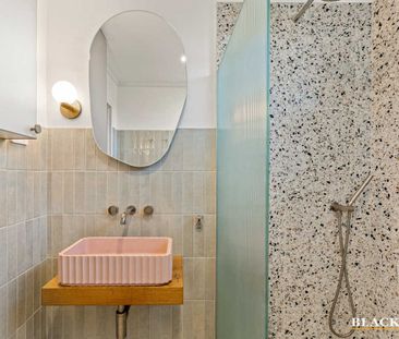 Exceptionally renovated 3 bedroom - Photo 2